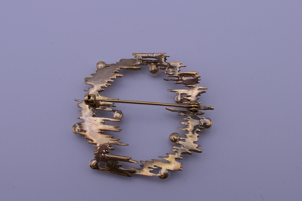 A 9 ct gold seed pearl set brooch. 4 cm wide. 6 grammes total weight. - Image 2 of 5