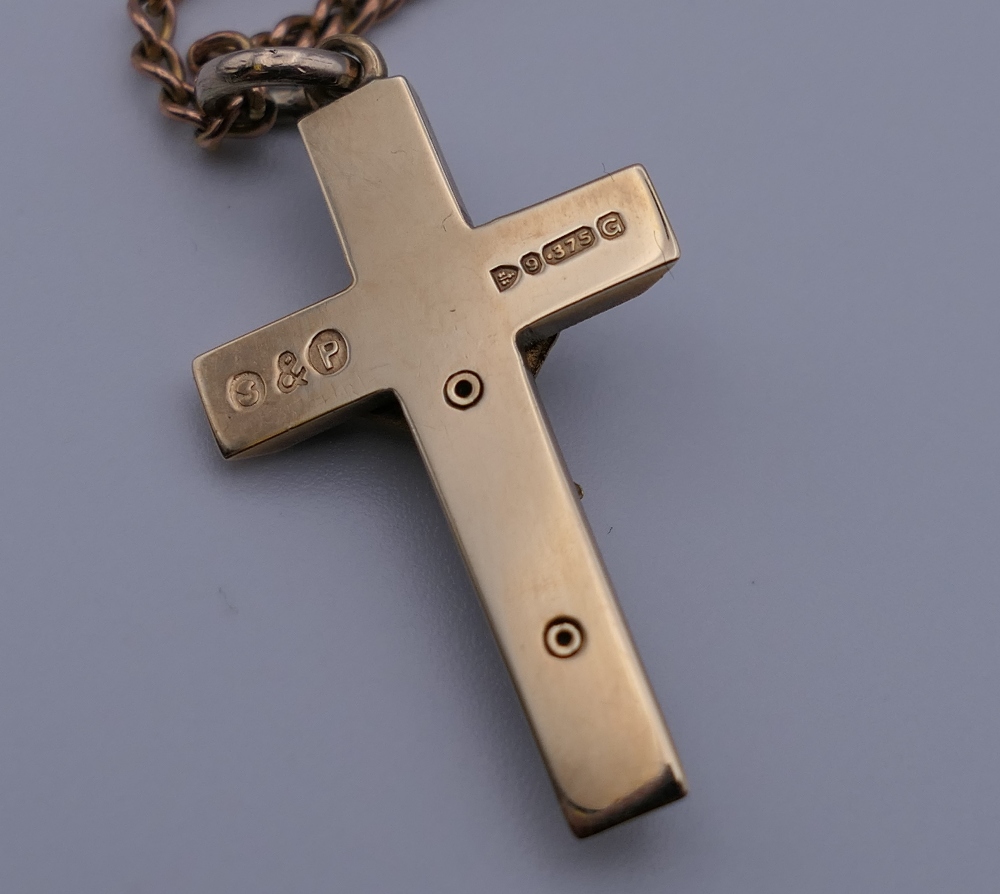 A 9 ct gold crucifix on a 9 ct gold chain. 3 cm high. 10.6 grammes. - Image 3 of 4