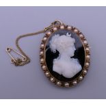 An unmarked cameo pendant/brooch. 3.5 cm high.