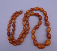 An amber bead necklace. 64 cm long.