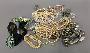 A quantity of miscellaneous jewellery