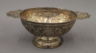 An antique Dutch silver twin handled pedestal bowl. 23 cm wide. 8.2 troy ounces.