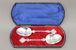 Two silver spoons, import hallmark for Chester 1910, cased. 19 cm long. 3.5 troy ounces.