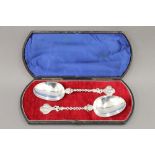 Two silver spoons, import hallmark for Chester 1910, cased. 19 cm long. 3.5 troy ounces.
