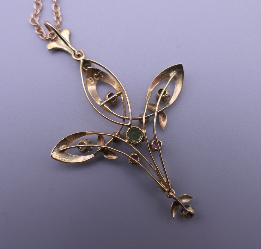 An Art Nouveau 9 ct gold pendant on a 9 ct gold chain. 4.5 cm high. 4.2 grammes total weight. - Image 3 of 5