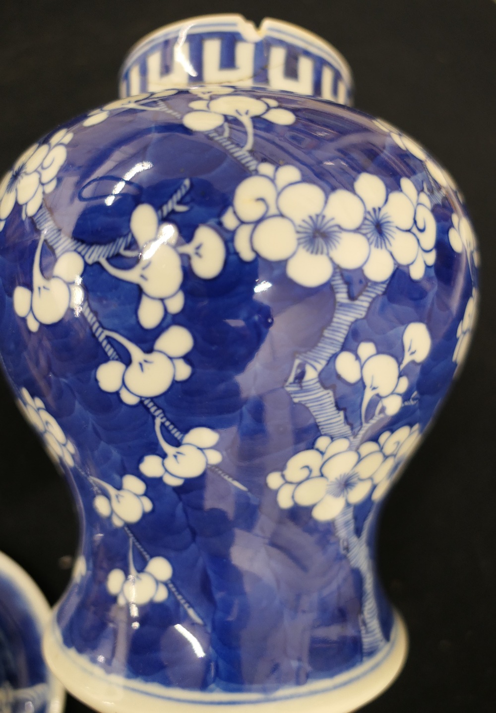 Two 19th century Chinese blue and white 'prunus blossom' vases and covers. The tallest 28 cm high. - Image 15 of 22