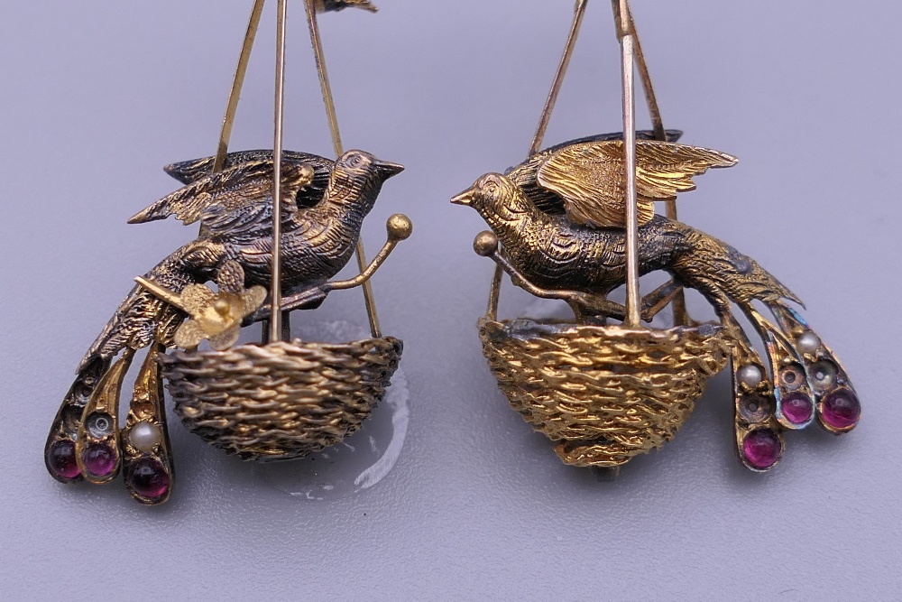 A pair of Victorian unmarked birds in nest earrings, in original fitted box. 3.5 cm high. - Image 3 of 12