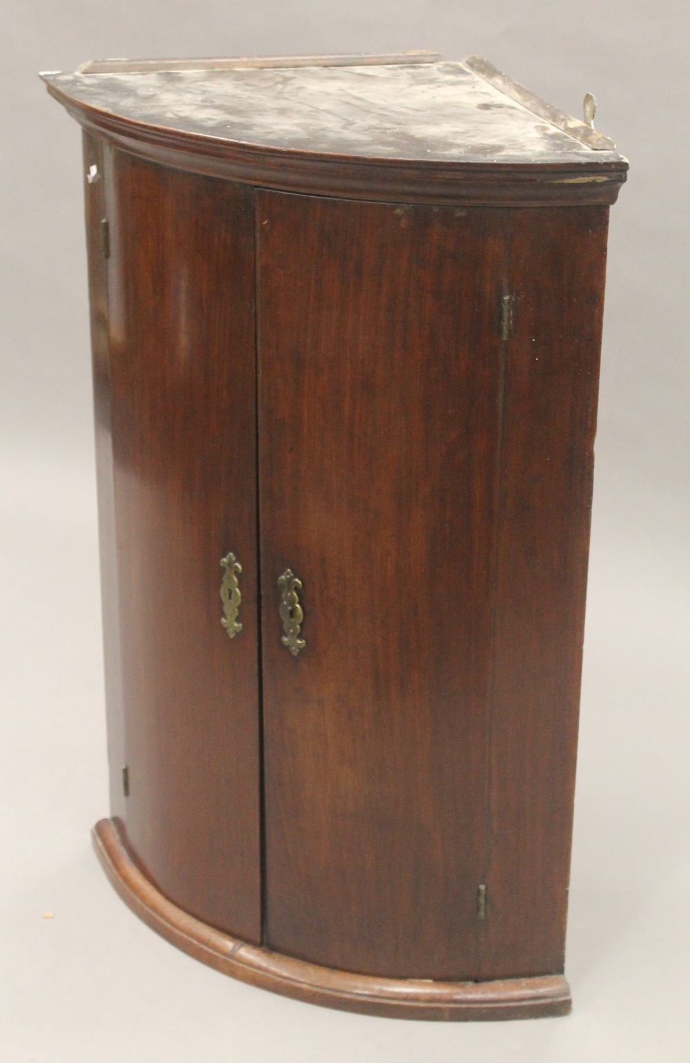 A Georgian mahogany bow front hanging corner cupboard. 87.5 cm high. - Image 2 of 4