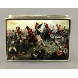 A silver snuff box depicting a battle scene. 4.5 cm wide.