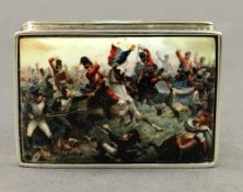 A silver snuff box depicting a battle scene. 4.5 cm wide.