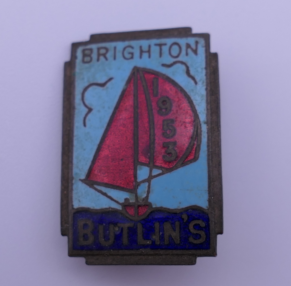 A small quantity of Butlins badges, a pair of silver salt spoons and a silver teaspoon. - Image 5 of 8