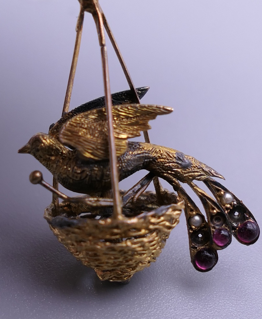 A pair of Victorian unmarked birds in nest earrings, in original fitted box. 3.5 cm high. - Image 9 of 12