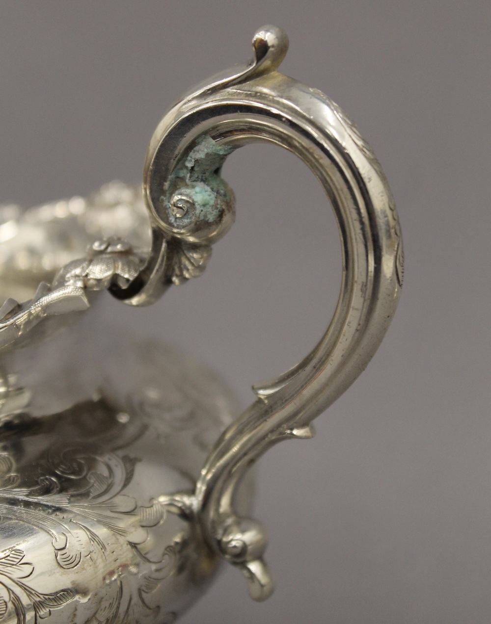 A Victorian silver sugar bowl. 21 cm wide. 14.7 troy ounces. - Image 3 of 4