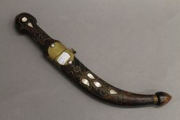 An Eastern dagger. 35 cm long.