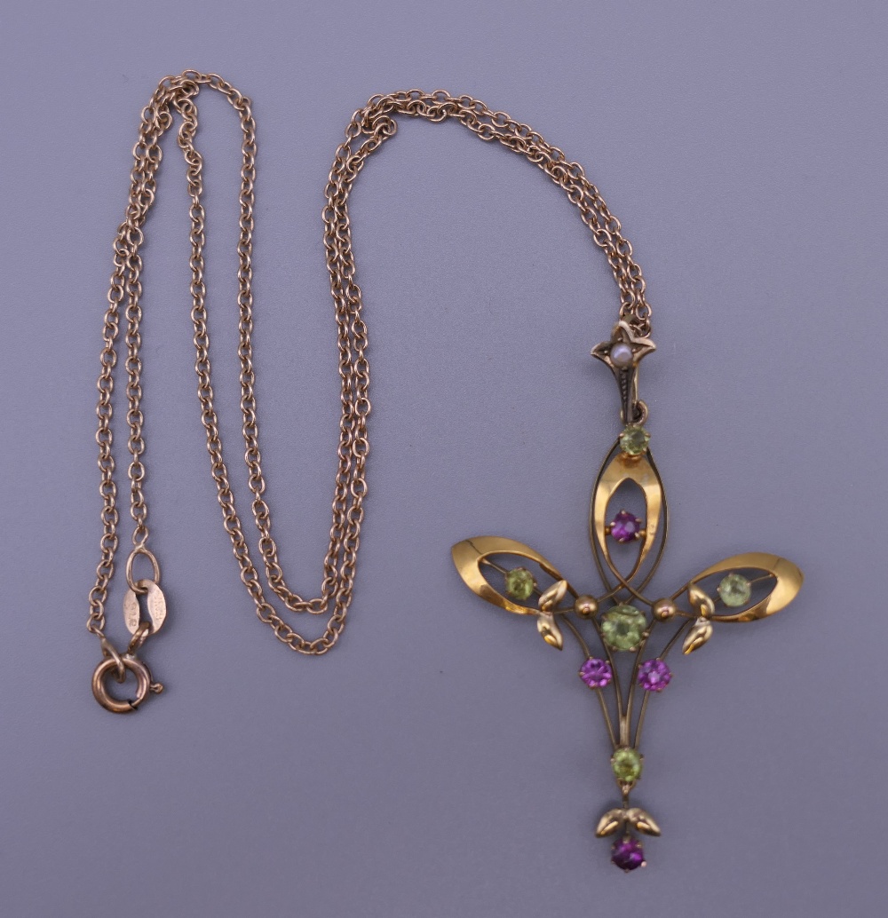 An Art Nouveau 9 ct gold pendant on a 9 ct gold chain. 4.5 cm high. 4.2 grammes total weight. - Image 2 of 5