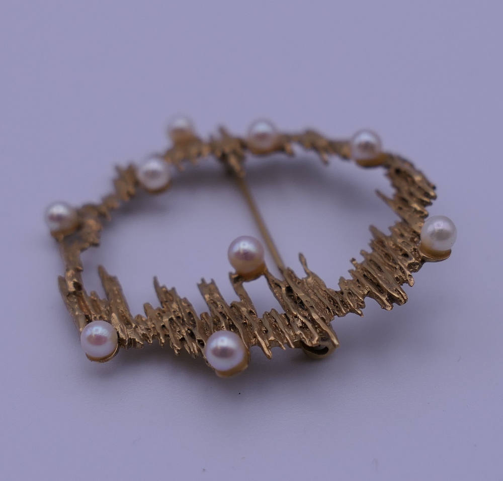 A 9 ct gold seed pearl set brooch. 4 cm wide. 6 grammes total weight. - Image 4 of 5