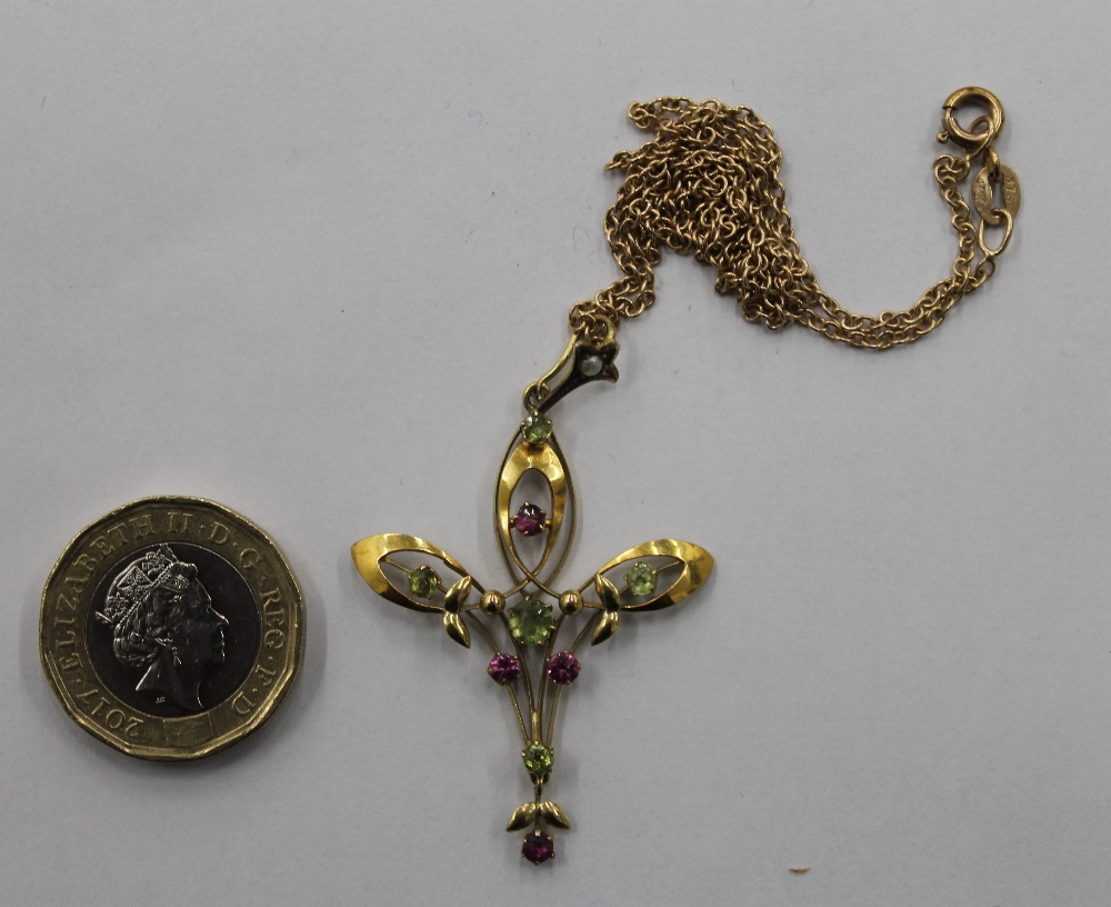 An Art Nouveau 9 ct gold pendant on a 9 ct gold chain. 4.5 cm high. 4.2 grammes total weight. - Image 5 of 5