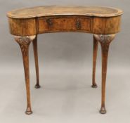 An early 20th century walnut kidney shaped writing table. 83 cm wide.