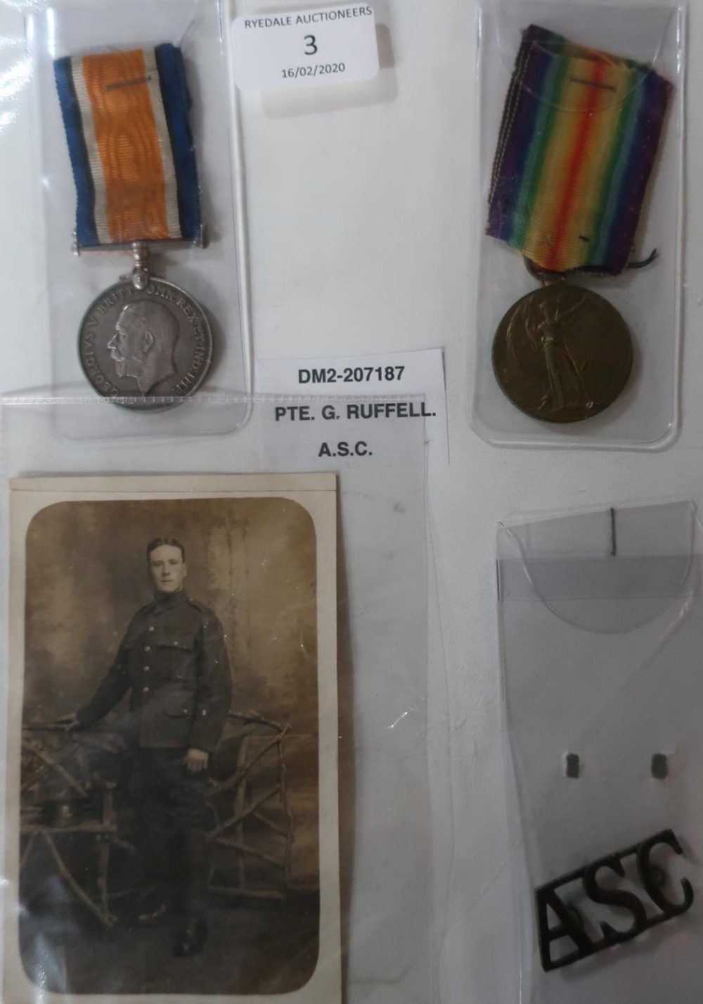 WWI pair awarded to DM2-207187 PTE.G.RUFFELL A.S.C with associated shoulder title badge and