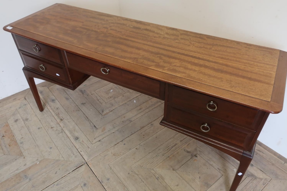 Stag minstrel dressing chest with central drawer flanked by 4 short drawers (153 cm wide)