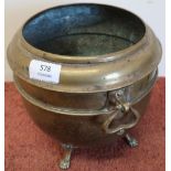 Twin handled brass jardiniere on four lion paw feet (height 20cm)