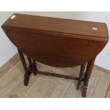 Small 19th C mahogany dropleaf gateleg table on turned supports