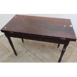 19th C mahogany fold over tea table on turned supports (102 cm)