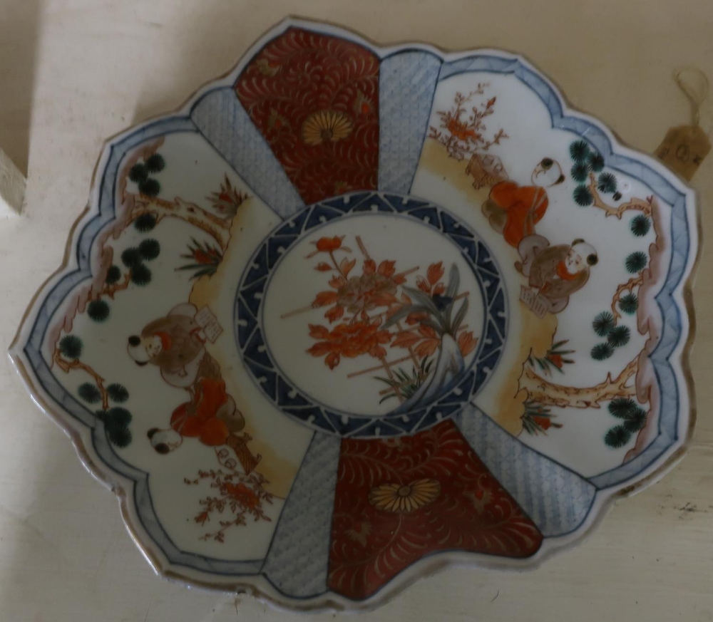 Unusual shaped Japanese Imari pattern shallow charger (diameter 32cm)