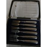 Cased set of six Sheffield 1913 silver hallmarked handled dessert forks