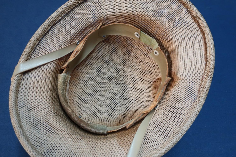 American military wartime sun hat with lapel pin badge, complete with chin strap and liner - Image 3 of 3