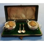 Boxed pair of Birmingham 1904 silver hallmarked salts and spoons complete with glass linings