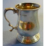 London silver hallmarked tankard with circular stepped base (height 10.5cm)