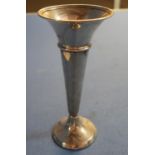 London 1915 silver hallmarked bud vase (height 18cm)