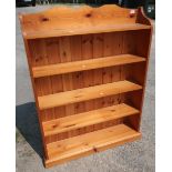 Pine four tier open bookcase (width 91cm)