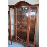 Edwardian mahogany inlaid display cabinet with arched top, enclosed by single glazed door with three
