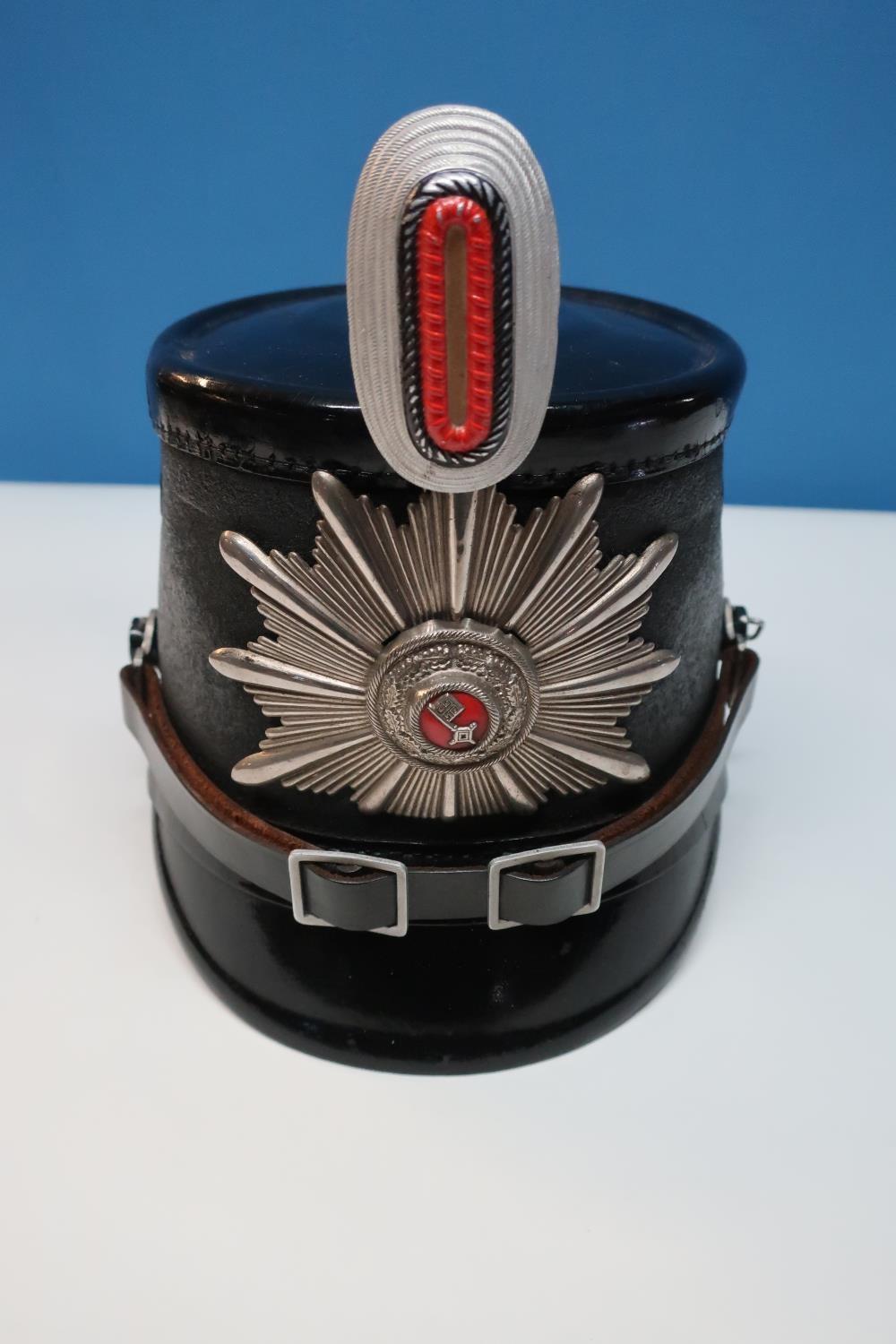 Circa WWI German military shako with central badge for Bavarian states and white oval metal hackle - Image 2 of 3