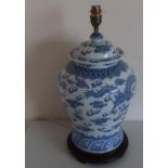 Large Chinese blue & white ceramic baluster table lamp on turned wood base (approx 45cm high)
