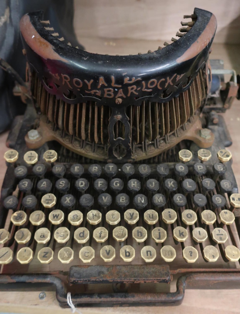 Royal Bar-lock vintage typewriter, black japanned body with Qwerty keyboard