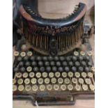 Royal Bar-lock vintage typewriter, black japanned body with Qwerty keyboard
