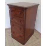 Victorian mahogany pedestal chest of four drawers (45cm x 51cm x 81cm) (A/F)