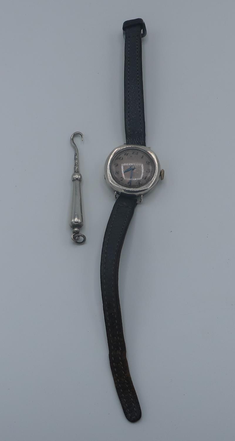 George IV small silver button hook with agate set handle, Birmingham 1924 and a Continental silver