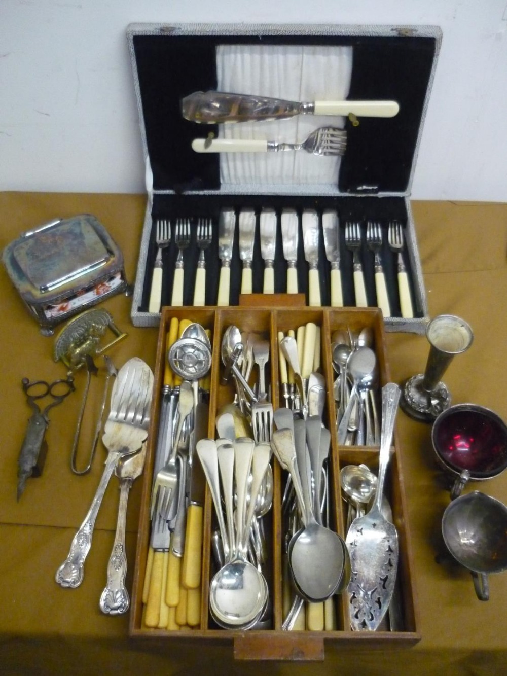 Selection of various silver plated cutlery, Kings Pattern fish servers, Masons and silver plated