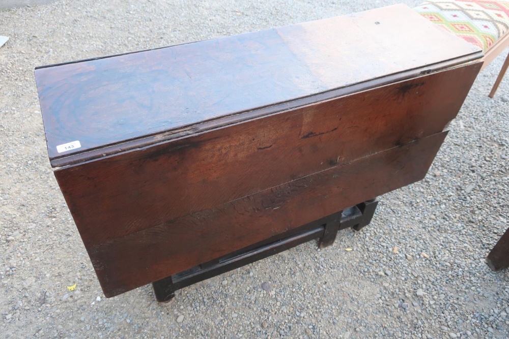 17th C oak gate-leg drop-leaf table on turned supports and pad feet (104cm x 130cm x 73cm)