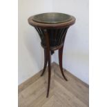 Edwardian mahogany urn shaped jardiniere stand with copper liner (A/F), on three curved tapering
