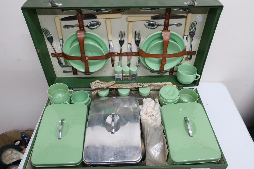 Sirram picnic set, with green plastic crockery, stainless steel cutlery and Stirram kettle Set No.