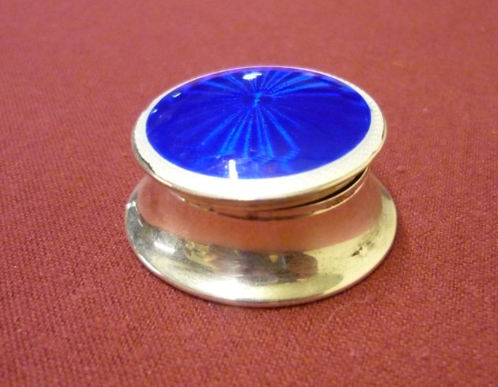 Edwardian hallmarked silver circular pill box with blue enamel hinged top, Birmingham 1913, (3.5cm)