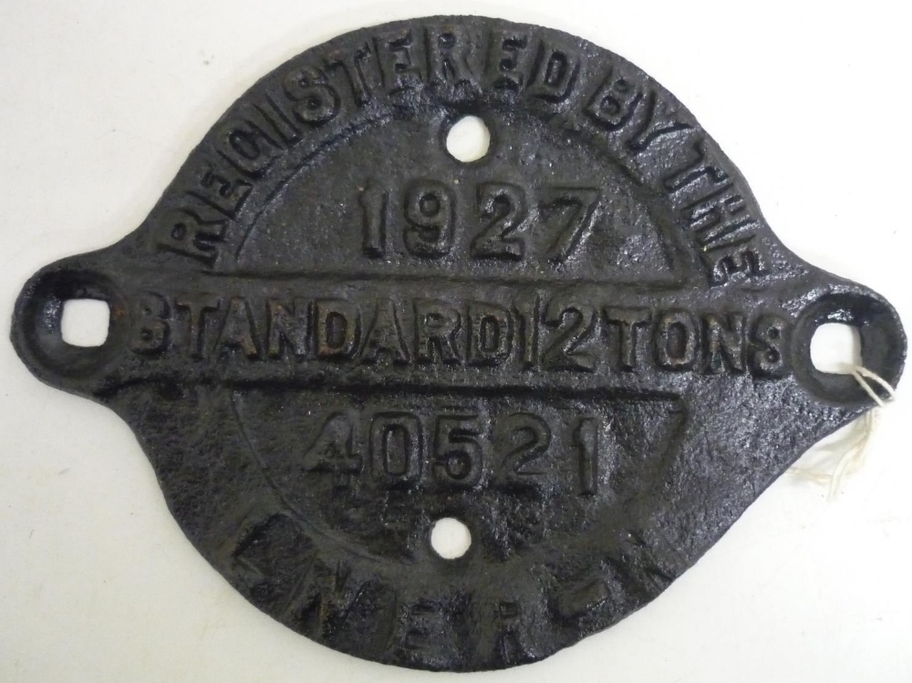 Cast iron LNER wagon plate, 1927 standard two tonne 40521 LNER-R (width 52.5cm)