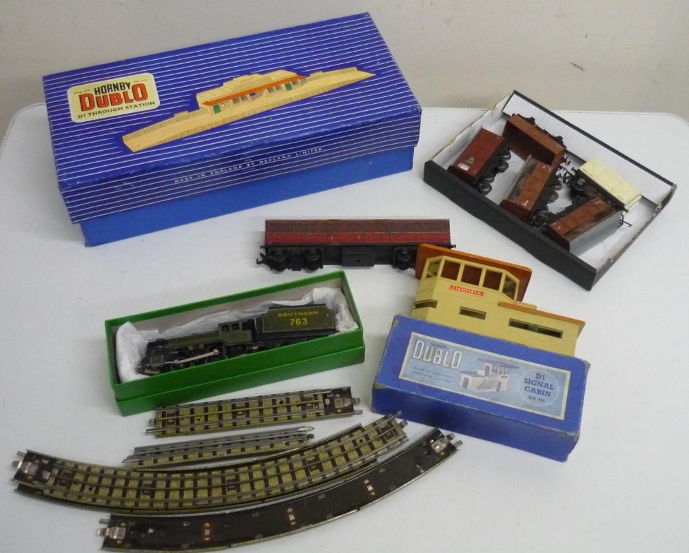 A Hornby Dublo D1 Through Station and a similar D1 Signal Cabin, both boxed, and a selection of Hor