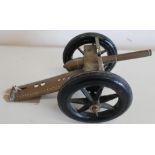 Brass and other metal model of a field gun, spoked wheels with rubber tyres (length 26cm)