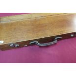 Well constructed oak gun case with hinged lift up top and green baize lined interior (77cm x 30cm
